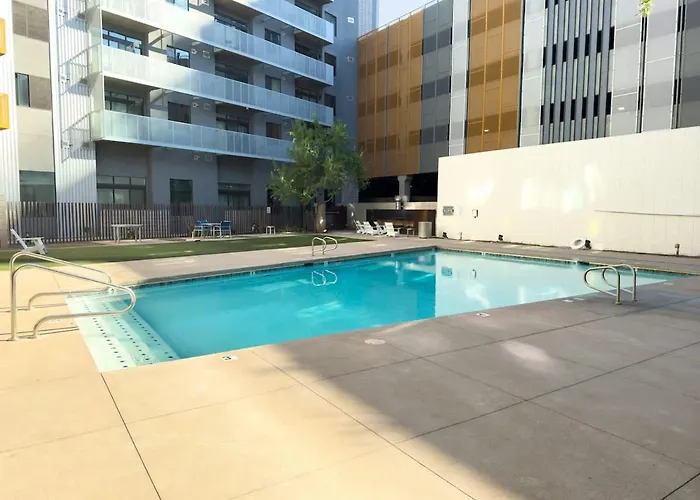 Centric 2br In Heart Of Dtphx Free Parking & Pool Phoenix