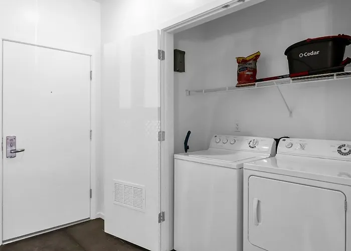 Centric 2br In Heart Of Dtphx Free Parking & Pool * Phoenix