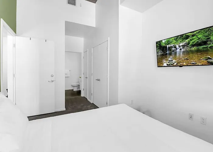 Centric 2br In Heart Of Dtphx Free Parking & Pool Apartment *