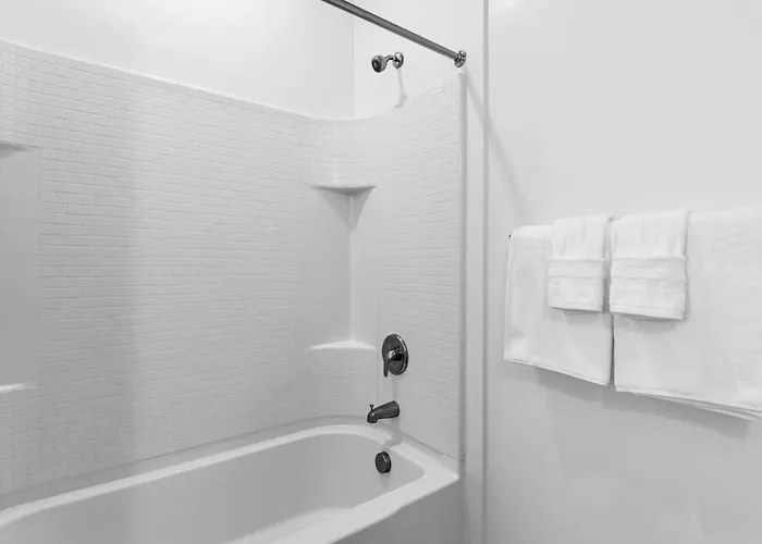 Centric 2br In Heart Of Dtphx Free Parking & Pool *